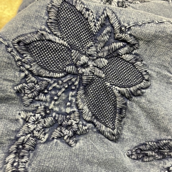 LUCKY lotus embroidered appliquee 3/4 sleeve heavy knit top sz L navy acid wash - Picture 5 of 6